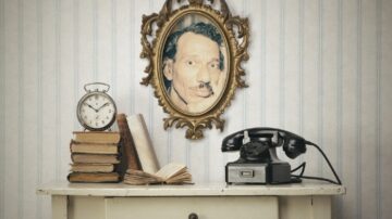 صورة تمثل مكتبًا قديمًا مع طاولة بيضاء، ساعة مؤقتة، وكتب مفتوحة. في الخلفية، يوجد إطار مزخرف يحمل صورة شخص. بجانب الطاولة، يوجد هاتف أسود كلاسيكي. التصميم يعكس أجواء عتيقة وجمالية فريدة.