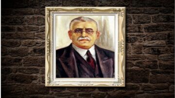 بورتريه لرجل مسن يرتدي بدلة كلاسيكية، ذو لحية وشعر أبيض، يظهر في إطار ذهبي على حائط حجري. تعبير وجهه يوحي بالثقة والجدية.