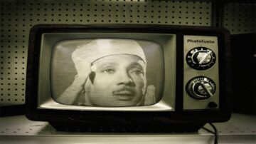 صورة لجهاز تلفزيون قديم يعرض وجه رجل يظهر تعبيرات عاطفية. الشاشة تظهر صورة بالأبيض والأسود، مع تفاصيل واضحة عن ملامح وجهه. الجهاز يتميز بتصميم كلاسيكي مع أزرار تحكم على الجانب.