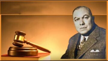 صورة لرجل قانون بارز مع مطرقة قانونية في المقدمة، تعكس أهمية العدالة والقانون. الخلفية تتضمن لون برتقالي دافئ، مما يضيف طابعًا مميزًا.