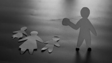 شخصية ورقية تمسك بقبضة يده، محاطة بعدد من الشخصيات الورقية الأخرى، تعبر عن مشاعر العائلة والدعم. تصميم بسيط باللونين الأبيض والأسود يعكس القيم الإنسانية.