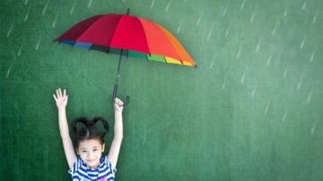 تتظلل البنت من المطر