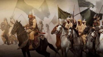 فرسان يرتدون دروعًا تقليدية على خيولهم، يتقدمون في ساحة معركة، يحملون رايات متنوعة. يظهر في الخلفية غبار المعركة وأعلام تتطاير في الهواء، مما يعكس أجواء تاريخية مثيرة.