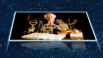 رجل مسن يجلس أمام مجموعة من الأدوات العلمية القديمة مثل الأسطرلاب والكرات الأرضية، مع كتاب مفتوح على الطاولة، في بيئة فضائية مع خلفية مملوءة بالنجوم.