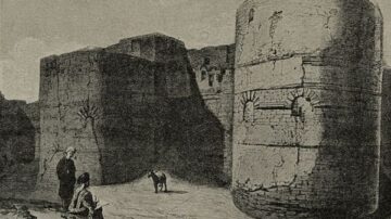 صورة تاريخية تظهر برجين قديمين من الطوب مع شخصين وكلب في الساحة. تعكس العمارة القديمة والآثار التاريخية.