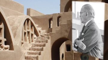 صورة تجمع بين معمار تقليدي لقرية تاريخية مع سلالم وأقواس، وخلفية تحتوي على صورة شخصية لرجل مسن يرتدي بدلة، مما يعكس التراث الثقافي والتاريخي.