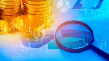 صورة توضح مجموعة من العملات المعدنية الذهبية جنبًا إلى جنب مع عدسة مكبرة ورسوم بيانية بيانية. تعكس الصورة موضوعات مثل التحليل المالي والاستثمار والنمو الاقتصادي. تبرز الرسوم البيانية والعناصر المالية أهمية البيانات في اتخاذ القرارات المالية.