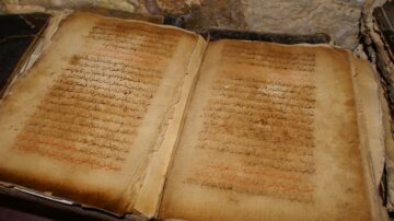 صفحتان من كتاب قديم مكتوب باللغة العربية، تظهر الكتابة بخط واضح مع بعض البقع والتلف على الورق. النص يتضمن عبارات عربية تقليدية، مما يعكس التراث الثقافي والأدبي.