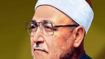 صورة لفنان بصري يظهر فيها رجل مسن يرتدي عمامة حمراء وقبعة بيضاء، مع نظارات وقميص داكن، يعبر عن الحكمة والوقار. الخلفية بلون أصفر مُشرق، مما يُبرز ملامح الوجه والتعبيرات.