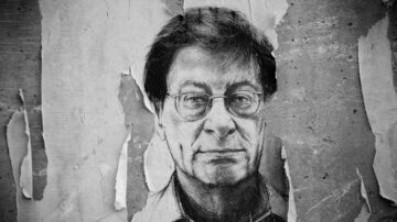 رسم تخطيطي أسود وأبيض لرجل يرتدي نظارات، يظهر على جدار مكشوف وممزق. يعكس التعبير على وجهه مشاعر عميقة. الجدار الخلفي يظهر تآكلًا وطبقات من الورق المقشر.