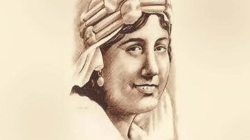 صورة رسومية لامرأة ترتدي غطاء رأس مزخرف، تعبيرها واثق ومبتسم، تظهر تفاصيل دقيقة في ملامح وجهها، مع خلفية بلون فاتح تضيف لمسة فنية.