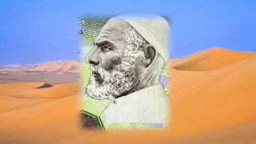 صورة توضح منظر صحراوي مع كثبان رملية، حيث يتوسطها رسم تخيلي لرجل مسن ذو لحية بيضاء، يُظهر تفاصيل وجهه العميقة. تعكس الخلفية الصفراء والسماء الزرقاء جمال البيئة الصحراوية.