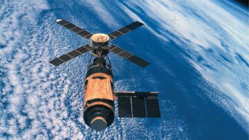 محطة الفضاء سكاي لاب تدور في الفضاء، تظهر أجنحتها الشمسية ومظهرها الفريد بينما تومض الأرض في الخلفية مع السحب البيضاء.