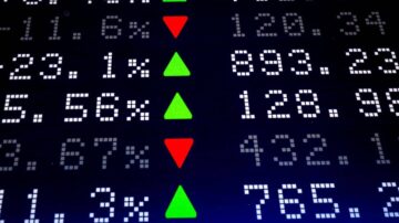 شاشة عرض بيانات السوق المالي مع أسعار الأسهم، تتضمن مؤشرات صاعدة باللون الأخضر ومؤشرات هابطة باللون الأحمر، تعرض أرقامًا تتعلق بالتغيرات النسبية.