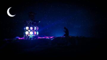 شخص جالس في ظلام الليل بجوار فوانيس ملونة تتلألأ تحت سماء مرصعة بالنجوم، مع وجود هلال في الجانب.