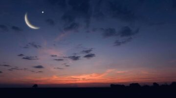 سماء غائمة مع هلال قمر ساطع ونجمة في الأفق، تتدرج الألوان من الأزرق الداكن إلى البرتقالي في غروب الشمس، مع غيوم خفيفة تضيف لمسة جمالية.