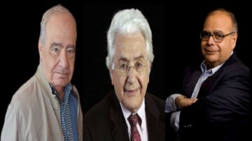 ثلاثة رجال مسنّين يظهرون في صورة مع خلفية سوداء. الرجل على اليمين يرتدي بدلة داكنة ويعبر عن الثقة، بينما الرجل في الوسط يرتدي بدلة رسمية ويبتسم، والرجل على اليسار يرتدي سترة بسيطة. تعكس الصورة ملامح الحكمة والخبرة.