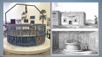 بئر تقليدي مع هيكل معدني للتعليق، يظهر في الصورة اليسرى. الصورة اليمنى تتضمن رسمًا تاريخيًا يظهر البئر داخل مبنى قديم مع تفاصيل معمارية.