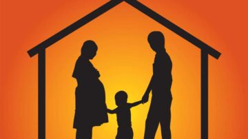 عائلة تتكون من امرأة حامل ورجل وطفل صغير تحت سقف منزل، مع خلفية برتقالية تعكس warmth والحنان.