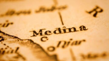 خريطة قديمة تظهر مدينة المدينة، مع تفاصيل واضحة عن المواقع المجاورة. توضح الخريطة التاريخية أهمية المدينة كمركز ثقافي وتجاري.