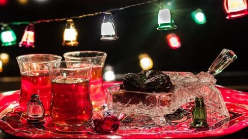 تمر وكاسات شاي واضواء رمضان