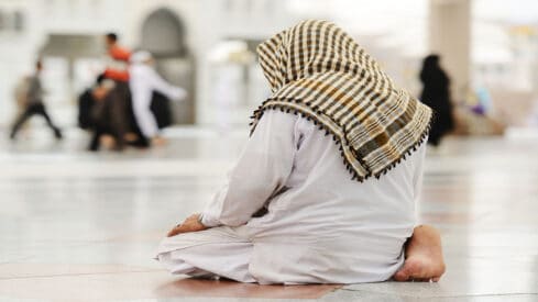 صلاة الرجل في ساحة المسجد