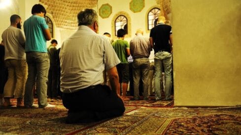 المسلمون يؤدون صلاة الجماعة في مسجد