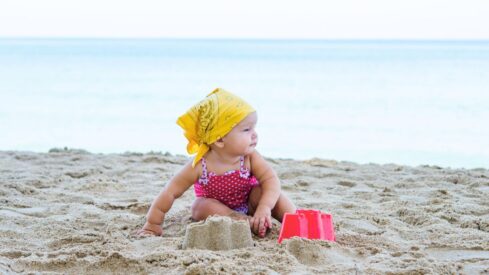 الطفلة على الشاطئ