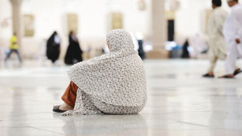 امراة تجلس في المسجد