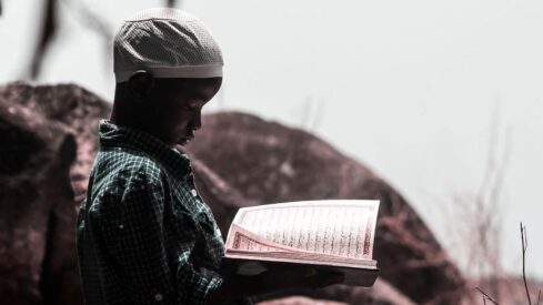 طفل يقرأ القرآن