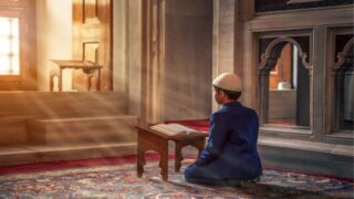 طفل يقرأ القرآن في رمضان