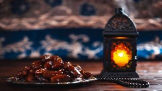 فانوس اسلامي والتمر طقوس شهر رمضان