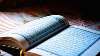 قراءة الحائض للقرآن من المصحف