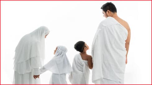 عائلة مسلمة بملابس الإحرام