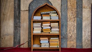 خزانة في المسجد للكتب الدينية