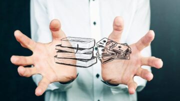 رجل يحمل في يديه رسمًا يوضح كومة من الأوراق النقدية على جانب وكومة من النقود على الجانب الآخر، مما يعبر عن مفهوم المال والاستثمار.