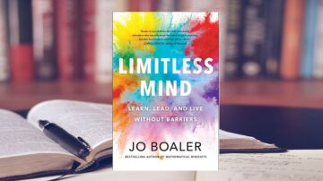 غلاف كتاب "Limitless Mind" لجوه بوالر، يتضمن عنوان الكتاب "تعلم، قُد، وعيش بدون حواجز" بتصميم ملون يعكس الإبداع. يظهر الكتاب أمام دفتر مفتوح في مكتبة، مما يعزز موضوع التعلم والتفكير بلا حدود.