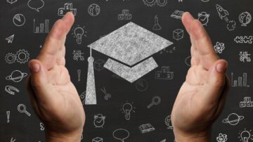 يدين مرفوعتين نحو أعلى، محاطتين برسوم توضيحية تتعلق بالتعليم، مثل قبعة التخرج، وأفكار مبتكرة، وكتب، وأدوات علمية، على خلفية داكنة.