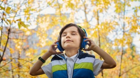 طفل يستمع الى موسيقى