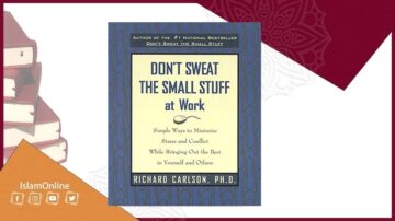 غلاف كتاب "لا تتوتر من الأمور الصغيرة في العمل" لريتشارد كارلسون، يتضمن نصوصًا بارزة حول تقليل التوتر والصراعات، مع تصميم أنيق. الكتاب يقدم نصائح لتعزيز الأداء الشخصي والمهني.