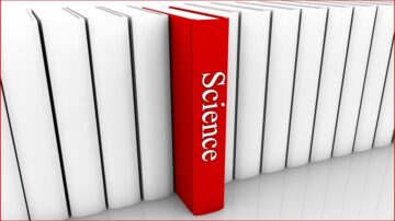 كتاب علم أحمر بارز بين مجموعة من الكتب البيضاء. التصميم البسيط يبرز موضوع العلم.