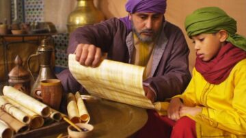 رجل وطفل يجلسان معًا في بيئة تقليدية، حيث يقوم الرجل بمراجعة ورقة قديمة بينما يراقب الطفل بتركيز. الخلفية تحتوي على أدوات تقليدية مثل إبريق وجرار، مما يعكس الثقافة والتراث. الألوان الدافئة تعزز الأجواء التاريخية.