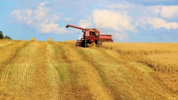 يعمل بالجرافة في المزرعة