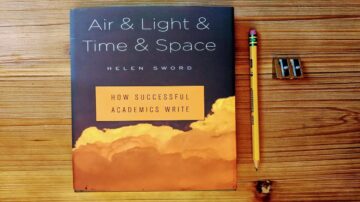 كتاب "الهواء والضوء والوقت والفضاء" لهيليين سورد، يُظهر غلافه البرتقالي مع نص بارز حول كيفية كتابة الأكاديميين الناجحين. بجانبه، قلم رصاص ومبراة، كل ذلك على سطح خشبي.