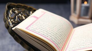 صفحة مفتوحة من القرآن