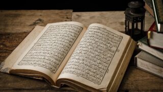 koran holy book كيف قارن القرآن الكريم بين مشاهد الدنيا والآخرة؟
