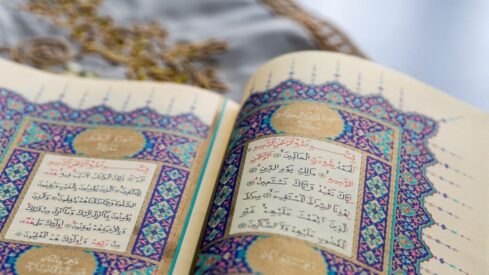 يقرأ السورة الاولى من القرآن