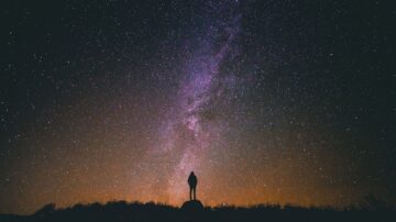 الفضاء والنجوم في اليل