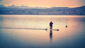 رجل في قارب وسط الماء