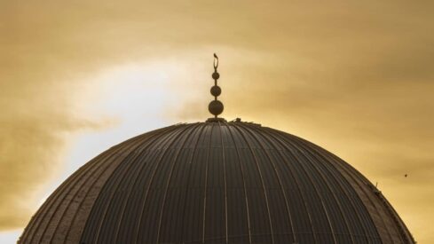 صورة الهلال على قبة المسجد